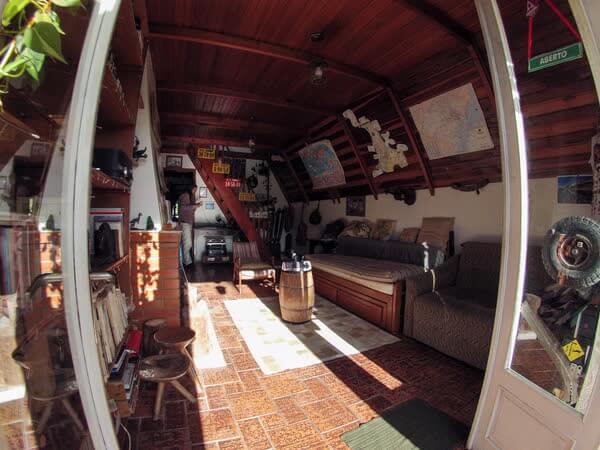 Sala de estar aconchegante com lareira, mapas e móveis de madeira