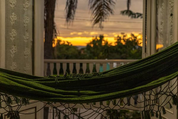 Refúgio arborizado da Cabanna Hostel na região